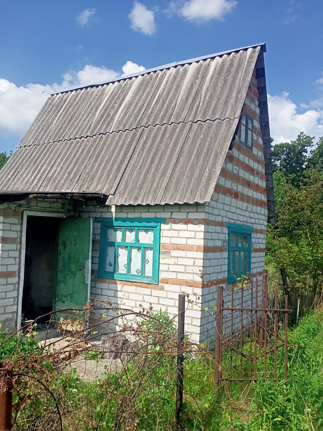  Срочно продам дачу, в хорошем тихом месте, около леса. Автобусная остановка и магазин в шаговой доступности, 10-15 минут ходьбы. Дача в собственности, документы в порядке, межевание имеется.Асфальт подъезд почти до дачи! Электричество рядом! Можно приобрести смежный участок с фундаментом 5*5.Цена з