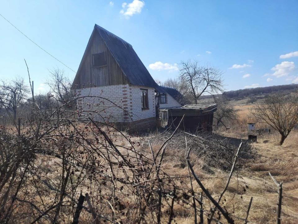 Срочно продам хорошую дачку рядом с речкой, садовое товарищество бродок, подъезд круглый год, электричество постоянно! Торг! Возможна прописка после оформления домика (помогу оформить)