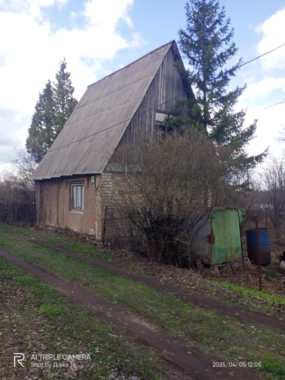 Срочно продам! Тихое место с красивой природой! До асфальта - 100м. Подъезд круглогодично. Жилая улица! Участок ровный!!! Домик капитальный стены в кирпич! Электричество круглый год,вода по сезону! Недалеко коттеджный массив Стрелецкое-73 ходит автобус-311. Возможна прописка после оформления домика!