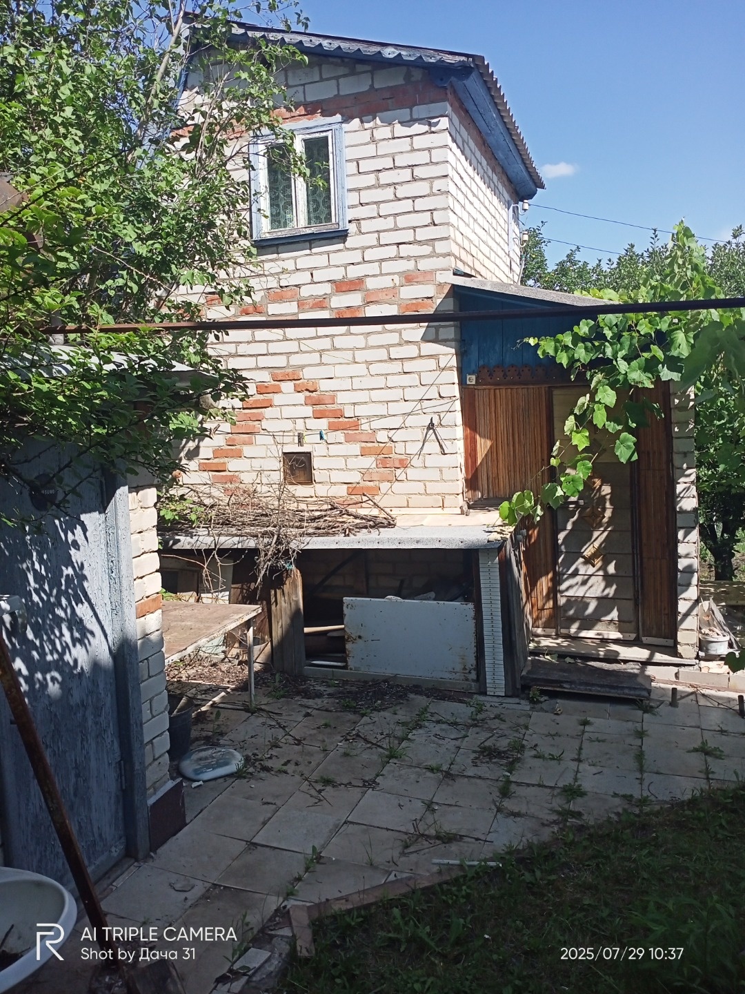 Срочно продам!Дом в собственности, подходит под ипотеку.  Прописка. Живописный и экологически чистый район. Много соседей проживают круглый год. На участке летний душ, бак для воды, туалет и плодовые деревья (Яблони, абрикос, груша, слива, алыча).Подъезд круглый год,вода и электричество круглогодичн