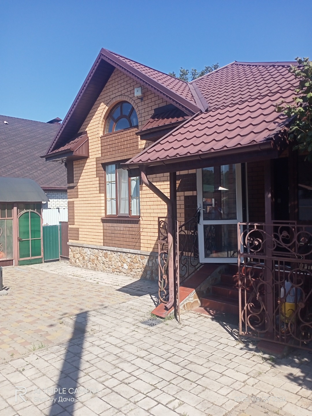 Срочно продам! Капитальный дом! 3-спальни,2-санузла,большая ванная, кухня гостиная!!! До остановки-153 автобуса-70 м! До торгового центра Торжок-800метров! До Сити мола -4км!!! Торг!