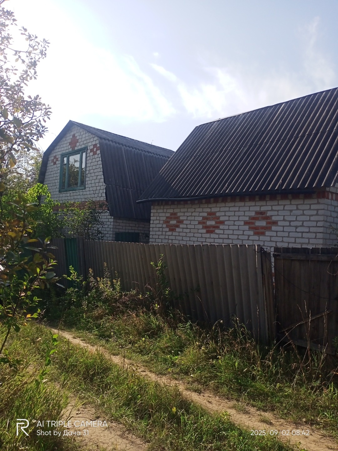 Срочно продам!!!. До асфальта и остановки-100м. Участок ровный, почти квадратный. Выход с участка на две стороны. На участке два домика. Основной двухэтажный домик из двух комнат 15 и 17 м.кв. Возможно подключение воды и электричества. Прописка после оформления домика( помогу оформить)