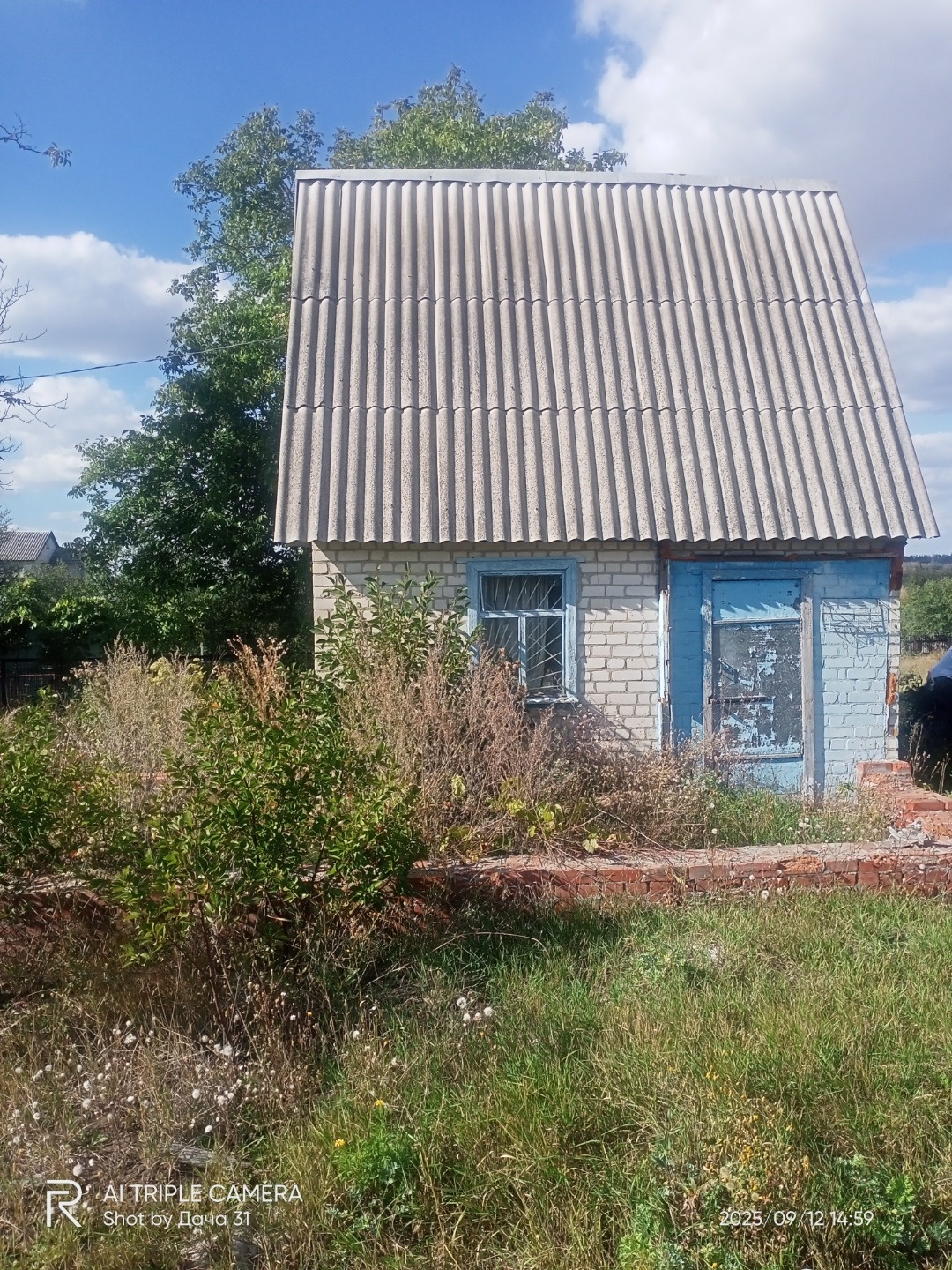 ,Срочно продам!!! Капитальную постройку на участке 10 соток, участок ровный,подъезд круглый год,жилая улица,рядом коттеджи до остановок, школы,садик,рынок,магазины  5-7 мин ходьбы.Залит фундамент и выполнен цоколь из красного кирпича,хотелось достроить две комнаты.выгребная яма новая три ж/б кольца 