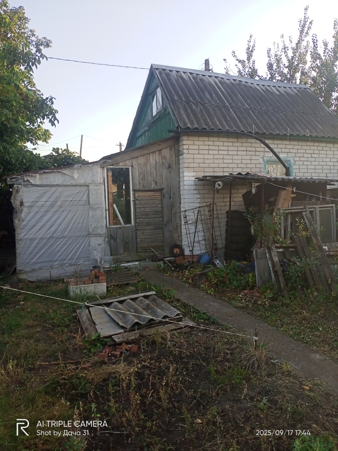 Срочно продам!!! Оформлен  жилой дом , есть прописка. Своя скважина на участке, газ по границе участка можно подключиться. Асфальт практически до дома! Вся улица застроена.До остановки 111 автобуса-200м. До магазинов, аптеки,пятерочки-700 метров! Есть печь с дровами! Участок ровный! Торг возможен за