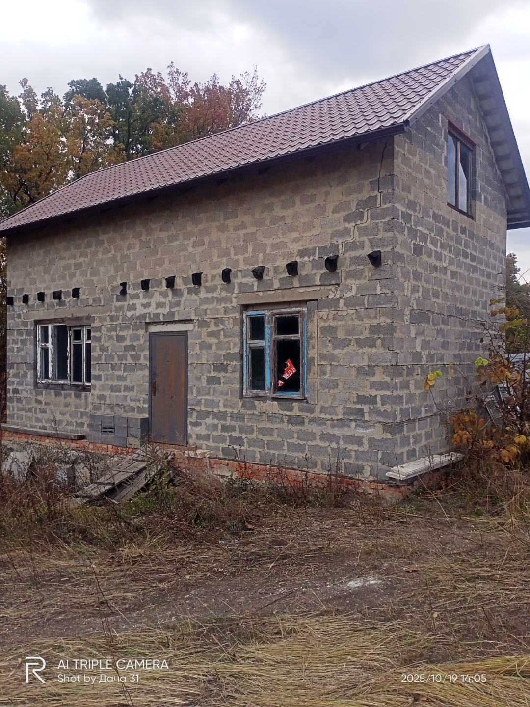 Срочно продам!!! Недостроенный дом, введен в эксплуатацию. На участке есть: свет, вода, газ. Участок  выходит в дубовый лес. Торг возможен!! 