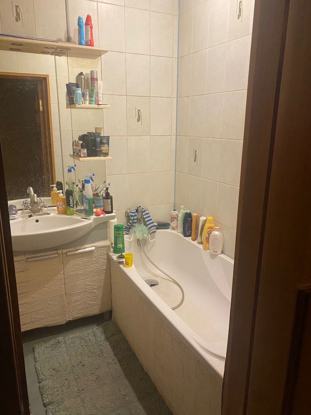 Срочно продам!!! Просторная квартира, в добротном кирпичном доме, стены около 1 метра толщиной. Зимой очень тепло. Во дворе садик и школа, развитая инфраструктура. Просторные комнаты, большой зал!! 