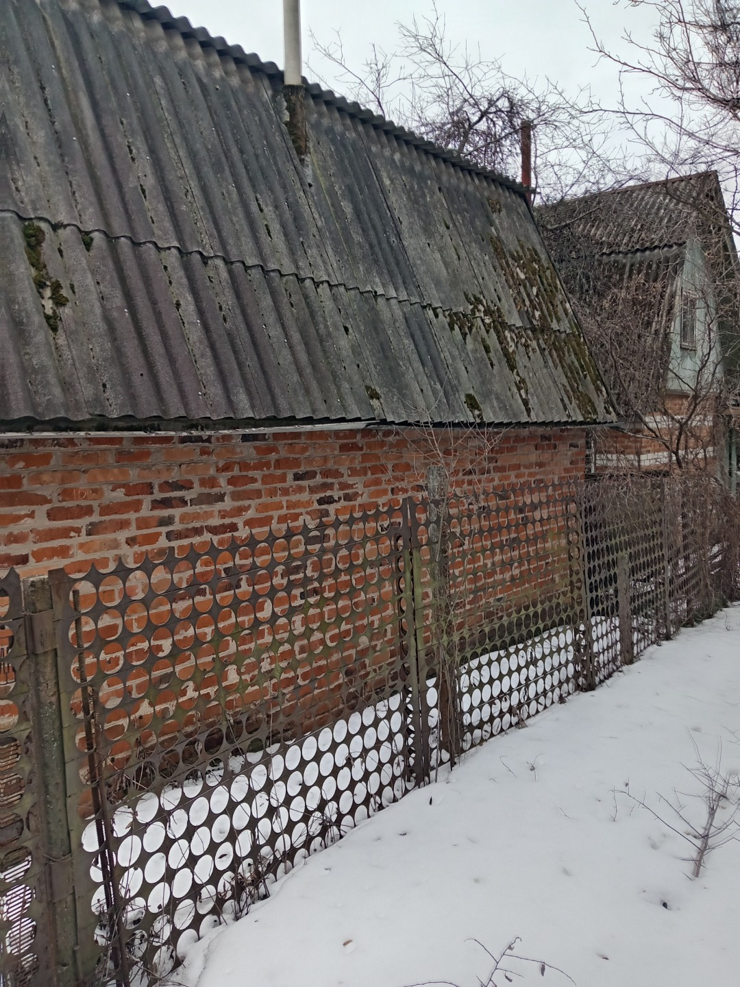 Срочно продам!!! Улица Суздальская как ориентир, от неё метров 300-350 садовое общество Бродок- 2. Дом хороший,внутри обшит деревом два этажа,сарай хороший из металла есть подвал,свет, есть печка,недалеко есть пруд,есть лесополоса возле дома,фруктовые деревья, место для машины!!!  Дом оформлен как ж