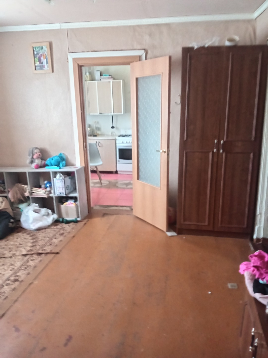 Срочно продам! Все коммуникации в доме! Школа садик магазины остановка всё рядом! Дополнительная информация по телефону. Торг возможен! 