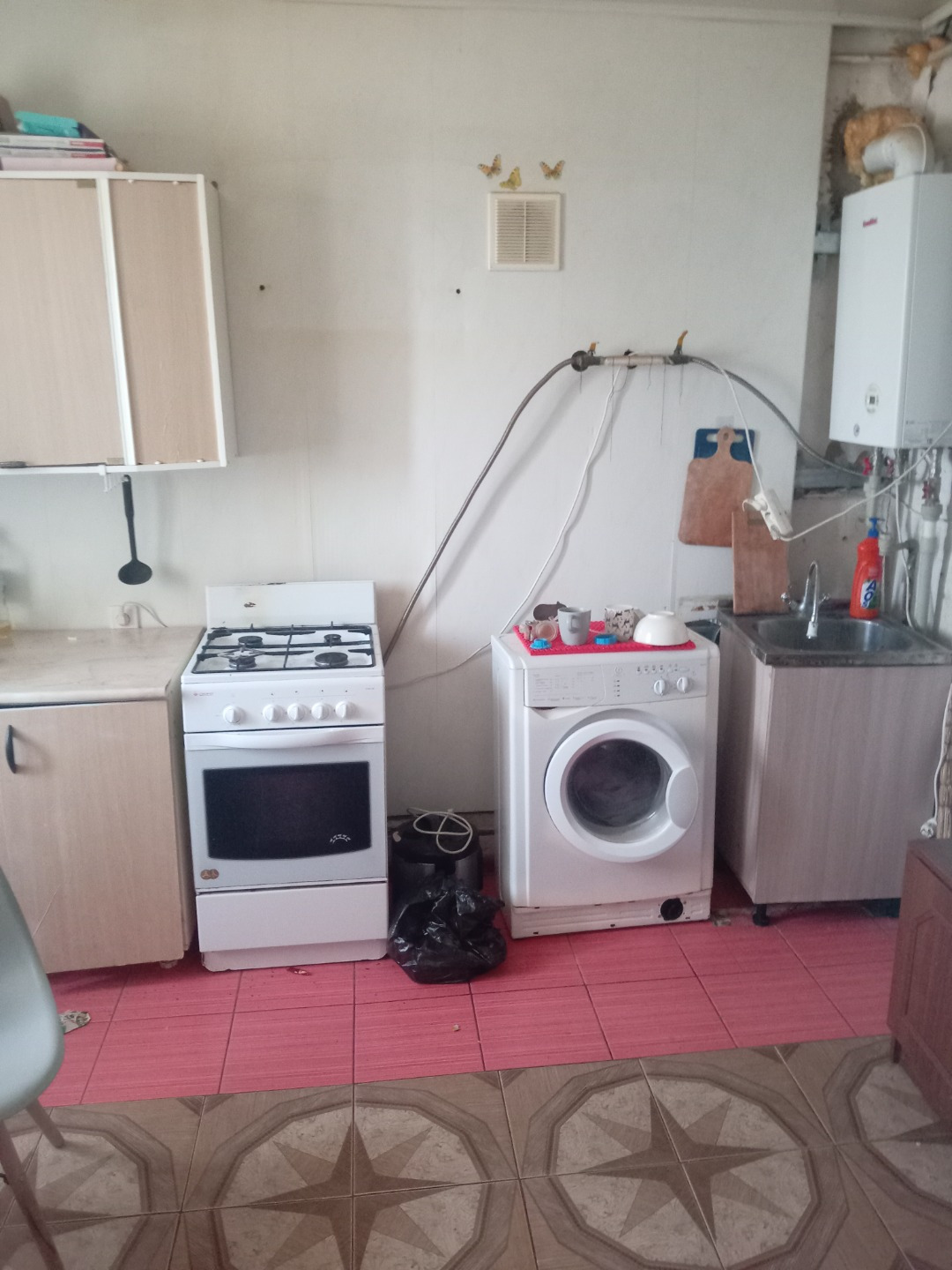 Срочно продам! Все коммуникации в доме! Школа садик магазины остановка всё рядом! Дополнительная информация по телефону. Торг возможен! 