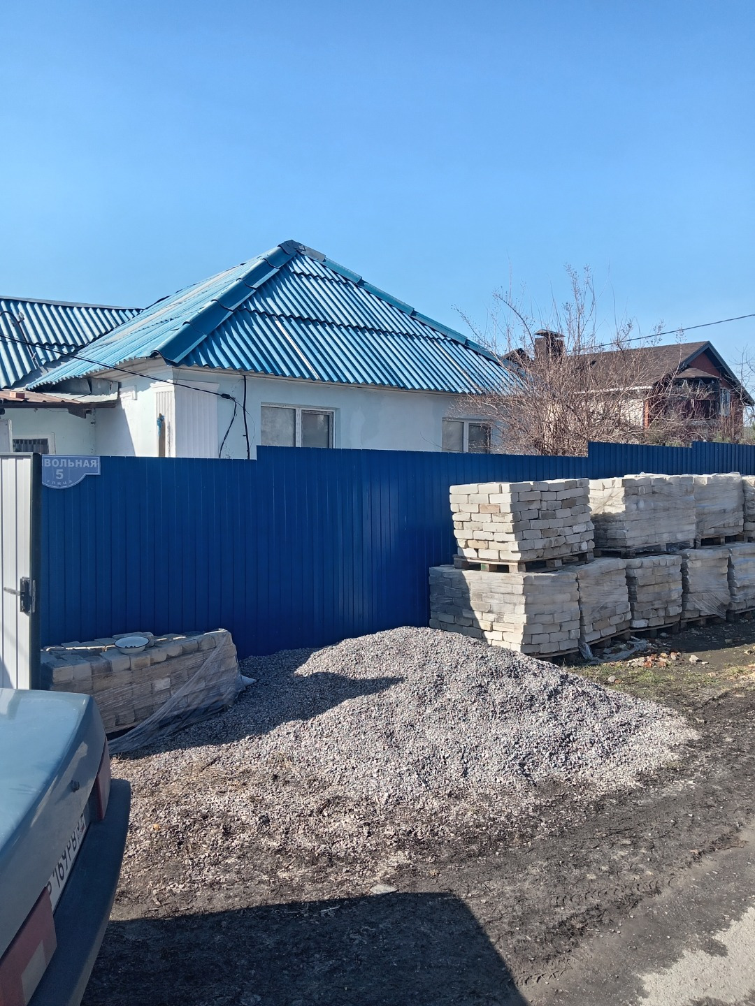 Срочно продам! Все коммуникации в доме! Школа садик магазины остановка всё рядом! Дополнительная информация по телефону. Торг возможен! 