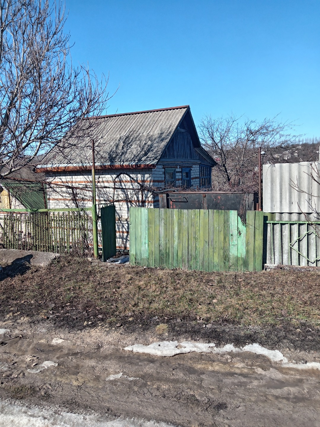 Срочно продам!!! домик, оформлен жилым, прописка есть. Подьезд асфальт!!! .По улице будет проводиться газ., остановка 127, 111 маршрут! Автобусы ходят регулярно! Торг возможен! 