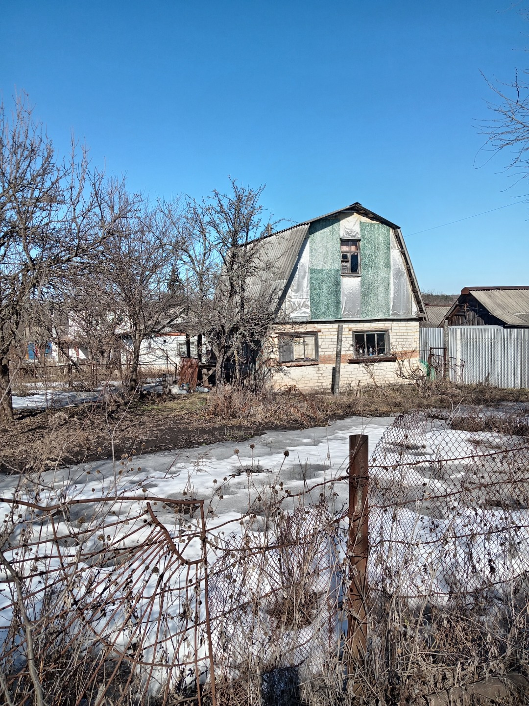 Срочно продам конечные автобусы 127, 111 СНТ Дружба.  Ровный участок 10 соток.,  обрабатывался. На участке есть дом ( возможна прописка), есть небольшой погреб. На участке есть свет, вода подаётся по сезону. Подъезд круглый год , соседи живут постоянно . Возможен торг!