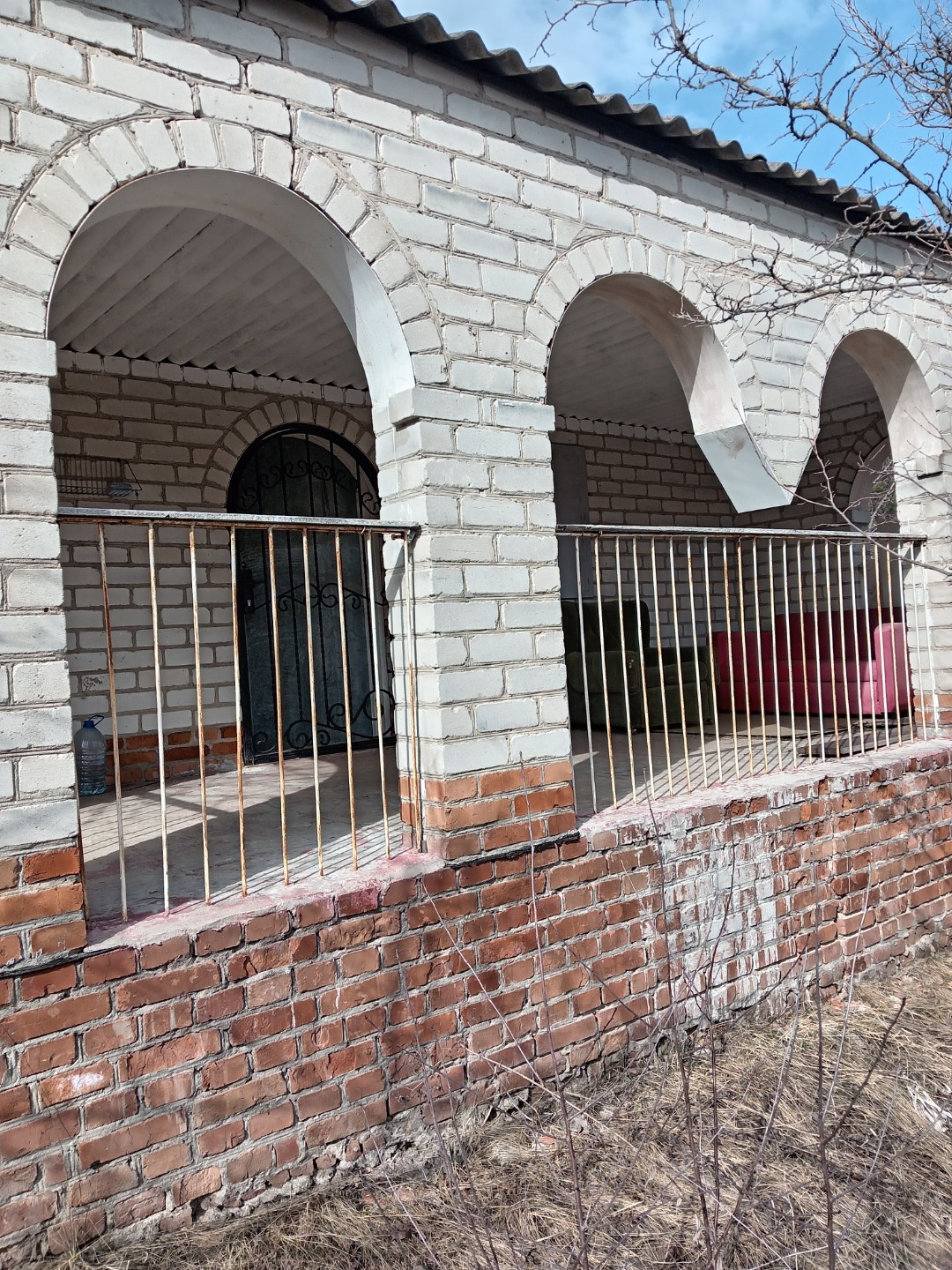 Срочно продам!!! Продается дача в живописном месте! На участке расположен кирпичный домик с верандой. Участок под уклоном. Свет, вода по сезону.