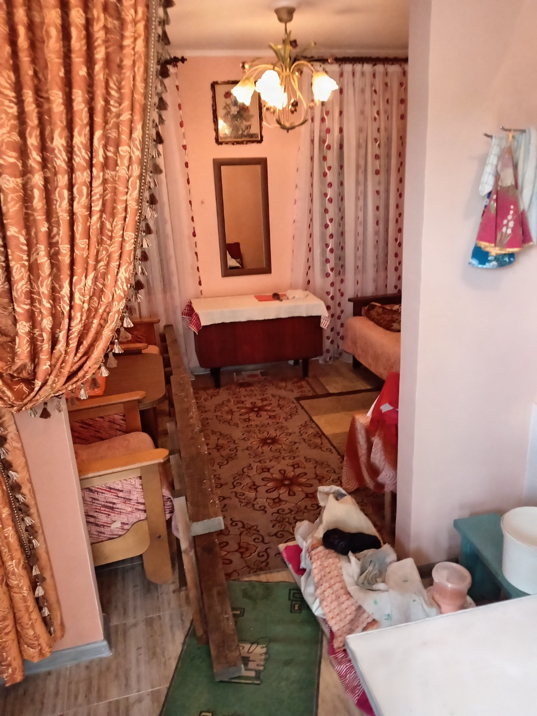 Срочно продам! Своя скважина!!! Подъезд асфальт, в домике есть печка,на участке яблони,груши,слива,виноград,смородина,крыжовник... Участок ровный ухоженный соседи живут круглый год! 