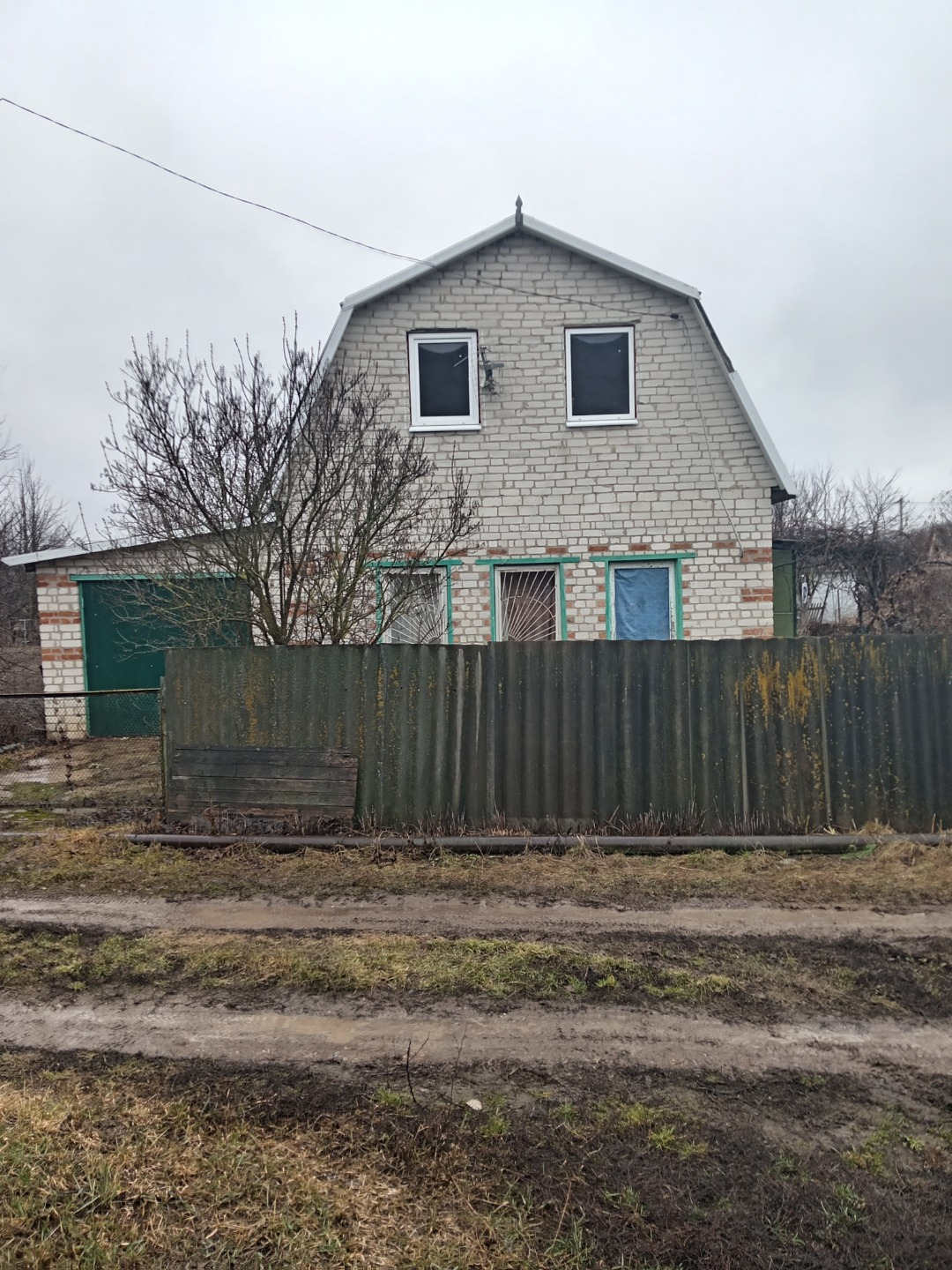 Продается дача, СНТ Ивушка, 6 соток, участок и домик  в собственности. Свет круглогодично, вода сезонная и есть скважина. Летний душ,гараж, туалет (на улице). Имеются плодовые деревья (яблоня,слива,шпанка), ягодные кустарники. Дача ухоженная,соседи хорошие, дорога просыпана. 