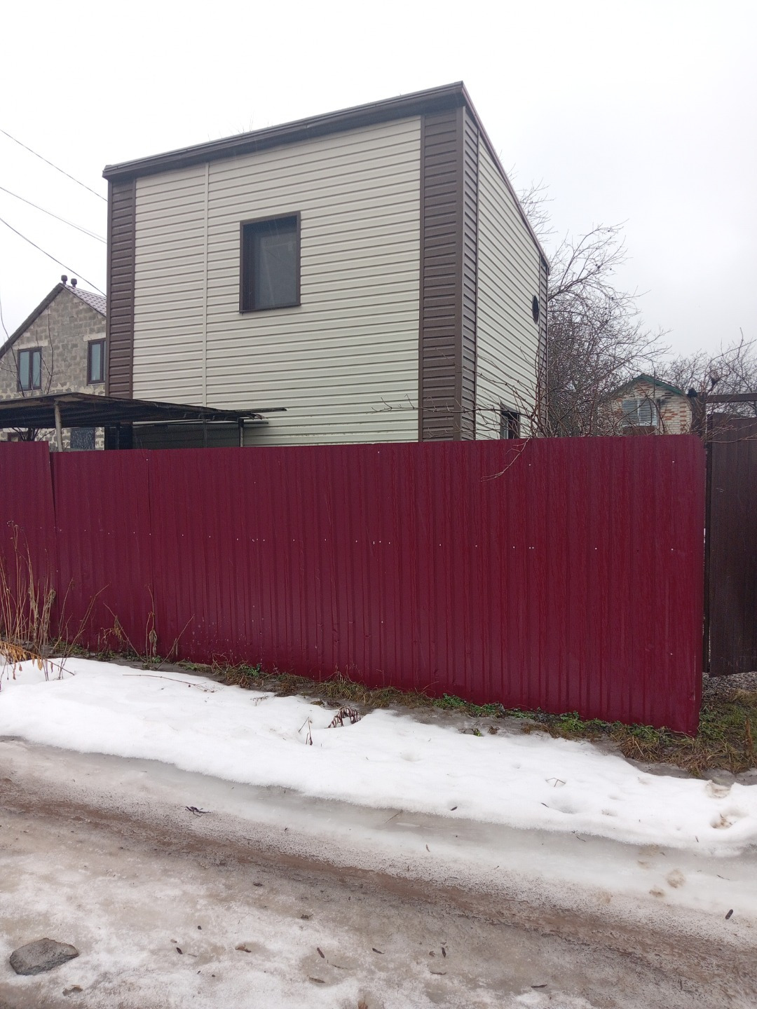 Срочно продам, домик утеплён, подъезд асфальт , соседи живут круглый год, до остановки автобусов 11-450 м, электричество круглый год газ рядом , дом оформлен как жилой  с правом прописки!!! Участок ровный! 