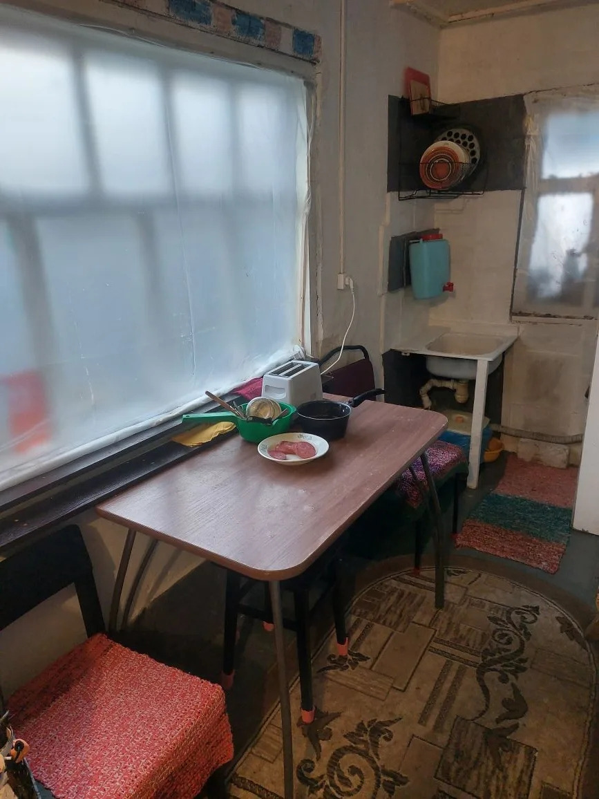 Срочно продам!!! Межевание сделано, прописка возможна, дом жилой,  и адрес получен белгородский район, электричество от россетей напрямую, 15 кВт, 380 вольт, вода по расписанию, по улице ниже есть колонка в общем доступе с питьевой водой, можно провести центральную от ижс воду, печка есть, туалет на