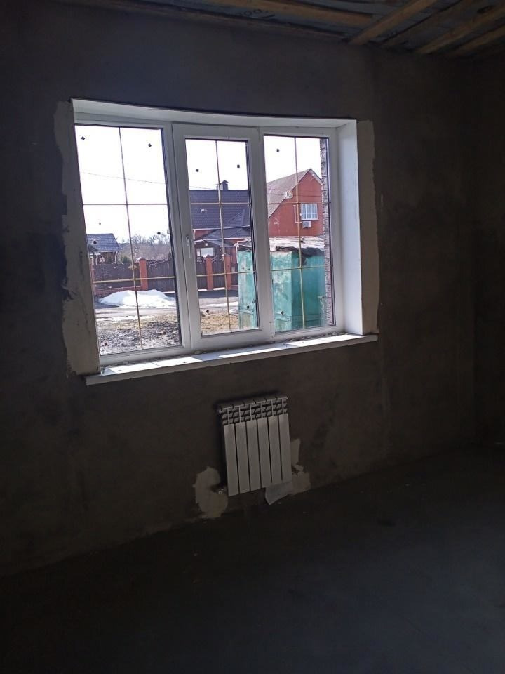 Срочно продам!!! Под чистовую!!! Потолки 3 метра , стены оштукатурены! Финиша, везде  тёплые полы, окна три стеклопакета. Три спальни (15,2: 12,6:12,0) кухня-студия - 28,4 с выходом в сад, санузел топочная, коммуникации оплачены и подключены. Рассмотрю любую форму оплаты! 