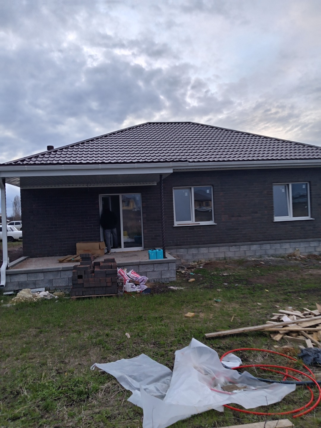 Срочно продам! Потолки 3 метра , стены оштукатурены! Финиша, везде  тёплые полы, окна три стеклопакета. Три спальни (15,2: 12,6:12,0) кухня-студия - 28,4 с выходом в сад, санузел топочная, коммуникации оплачены и подключены. За наличные-8мл