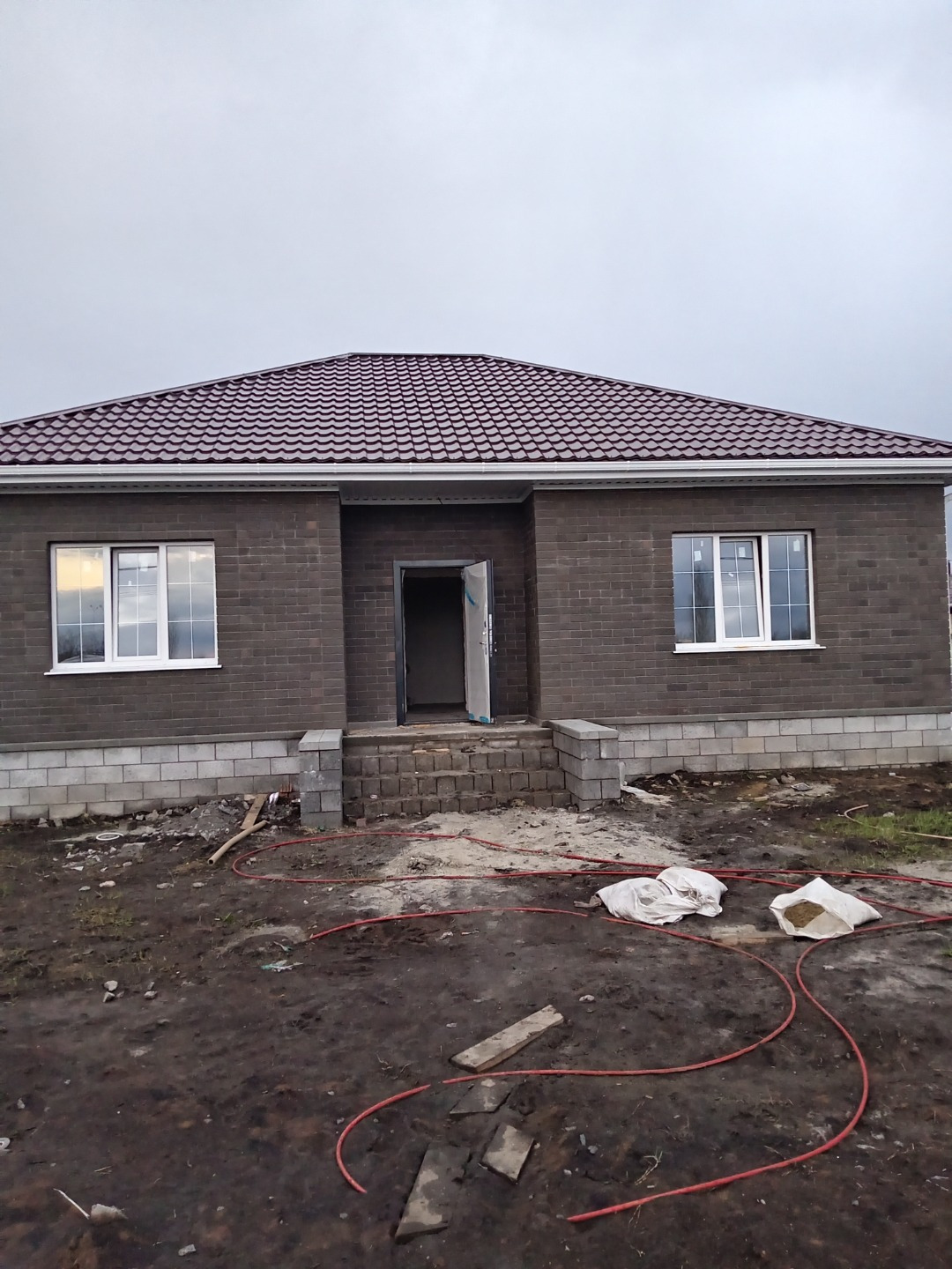 Срочно продам!!! Под чистовую!!! Потолки 3 метра , стены оштукатурены! Финиша, везде  тёплые полы, окна три стеклопакета. Три спальни (15,2: 12,6:12,0) кухня-студия - 28,4 с выходом в сад, санузел топочная, коммуникации оплачены и подключены. Рассмотрю любую форму оплаты! 