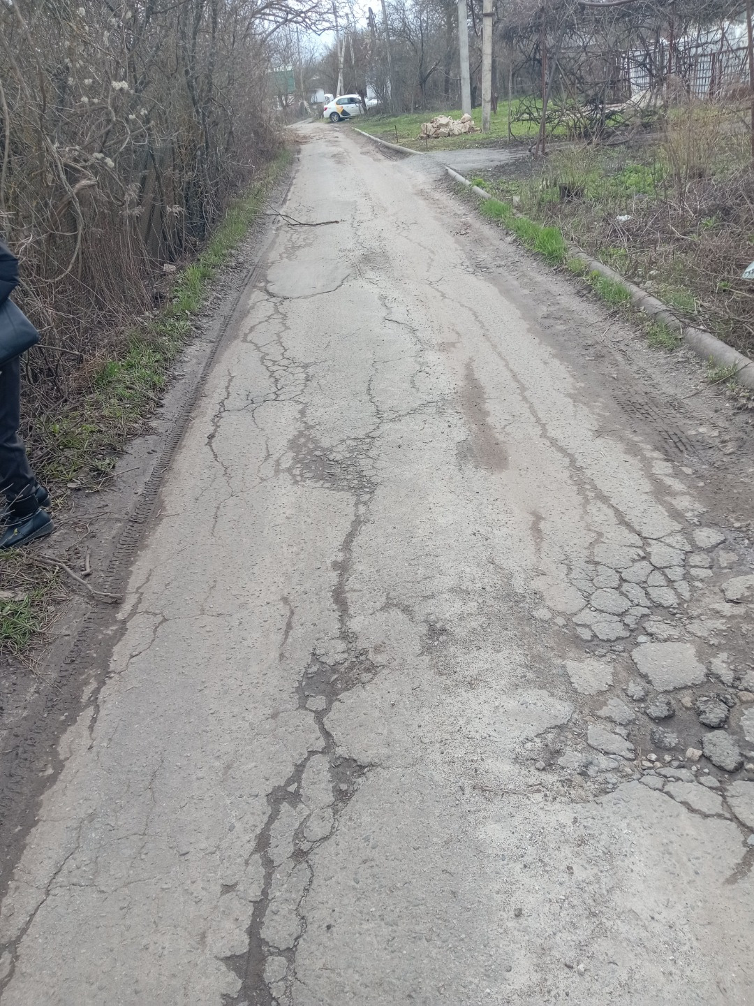 Срочно продам, ровный участок, жилая улица, асфальт до участка , электричество круглый год, участок требует очистки, можно строиться! 