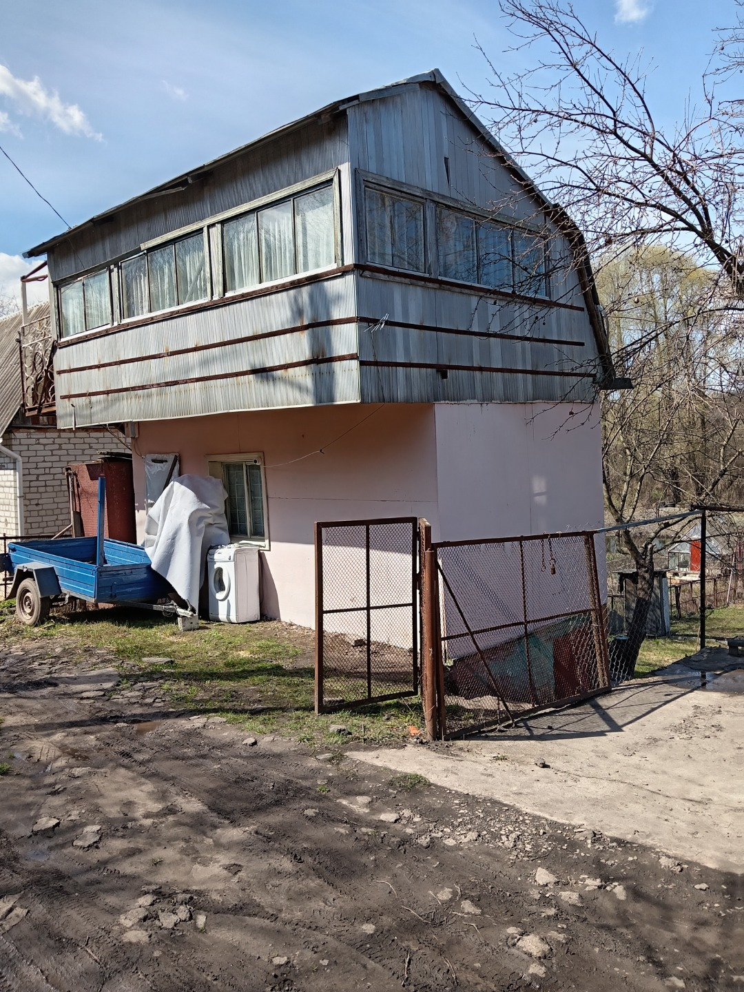 Срочно продам!!!  в районе таврово 8. Ориентир ул. Полевая. Есть электричество круглогодичное, есть ёмкость для воды. На участке есть двух этажный домик, отдельно летняя кухня с беседкой, два парника, летний душ. Пруд на участке, участок обработан, подъезд круглый год! 