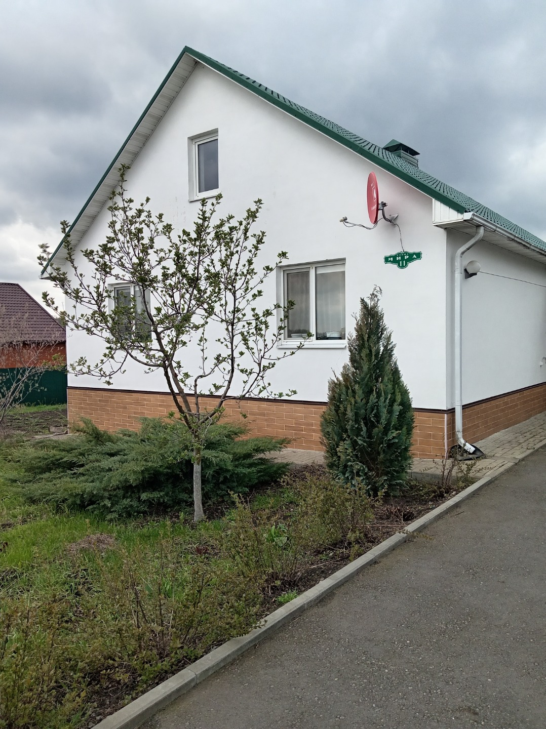 Срочно продам капитальный дом , строили для себя ввод в эксплуатацию 2012 год! Молодой сад, ровный участок ухоженный, подъезд асфальт, остановка рядом, лес пруд Всё рядом! Заходи и живи торг возможен!!! 