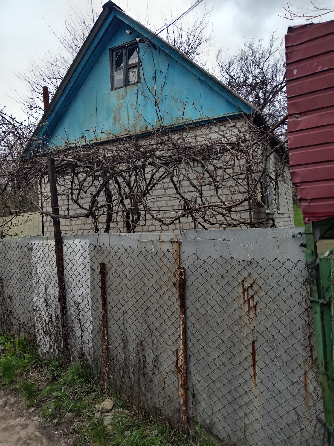 Срочно продам!!! До остановки 229маршрута-400метров! Подвал, навес для машины!!! Стены в кирпич, буржуйка, электричество круглый год!!! Подъезд в любую погоду!!! Прописка после оформления дома(помогу оформить) Торг возможен!!! 