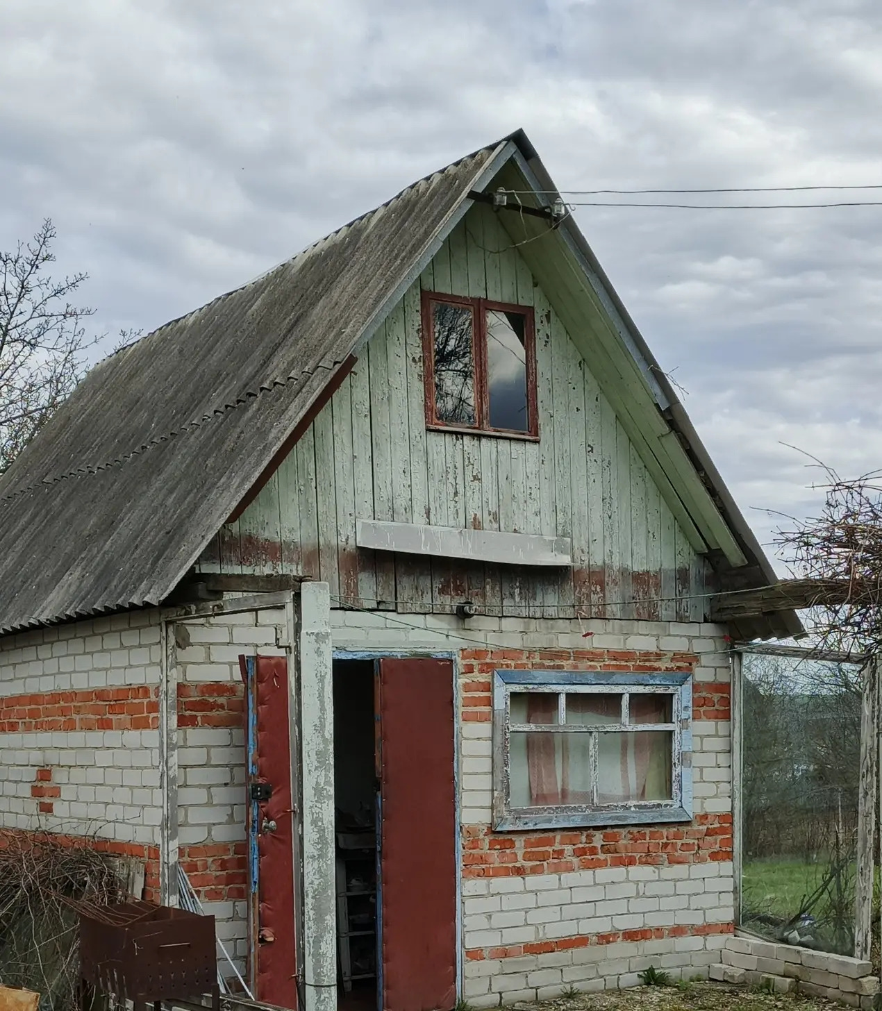 Срочно продам.
Продаётся дача в живописном тихом месте. Возможна прописка. Утеплённый дачный домик. Высота потолка 2,3 м. Сарай, туалет из кирпича. Место для парковки автомобиля. Забор. Электричество круглый год. Вода по сезону. Плодоносящий сад, огород, большое количество цветов-многолетников. Прек