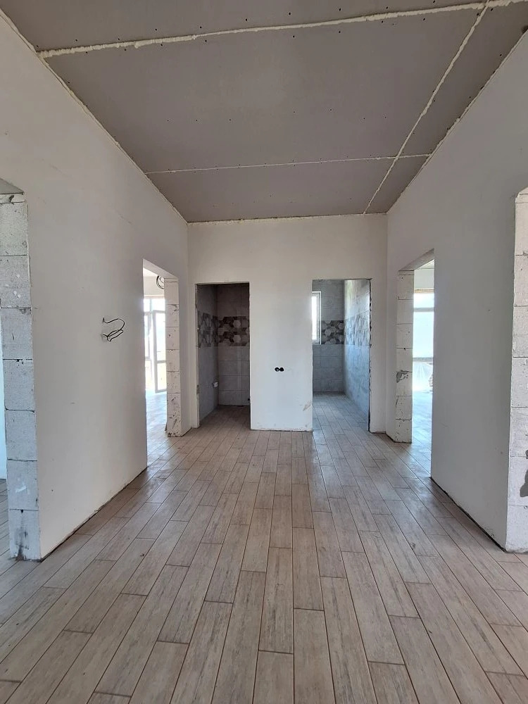 Срочно продам!!! Продаётся дом 🏠,  3 комнаты и кухня-гостинная ,  спальни имеют выход на террасу , одна из спален оборудована санузлом. Кухня имеет выход на отдельную открытую веранду. 
Отопление: по всему дому теплый пол, напольное покрытие керамогранит; дополнительно установлены 2 радиатора, полот