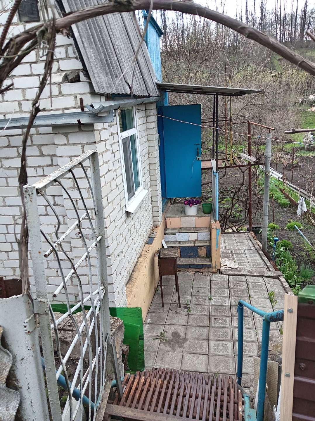 Срочно продам , до остановки 900 м автобус 146, своя скважина , участок обработан , домик хороший уютный , хорошие соседи, подъезд круглый год, электрисество круглогодично, асфальт почти до участка! 