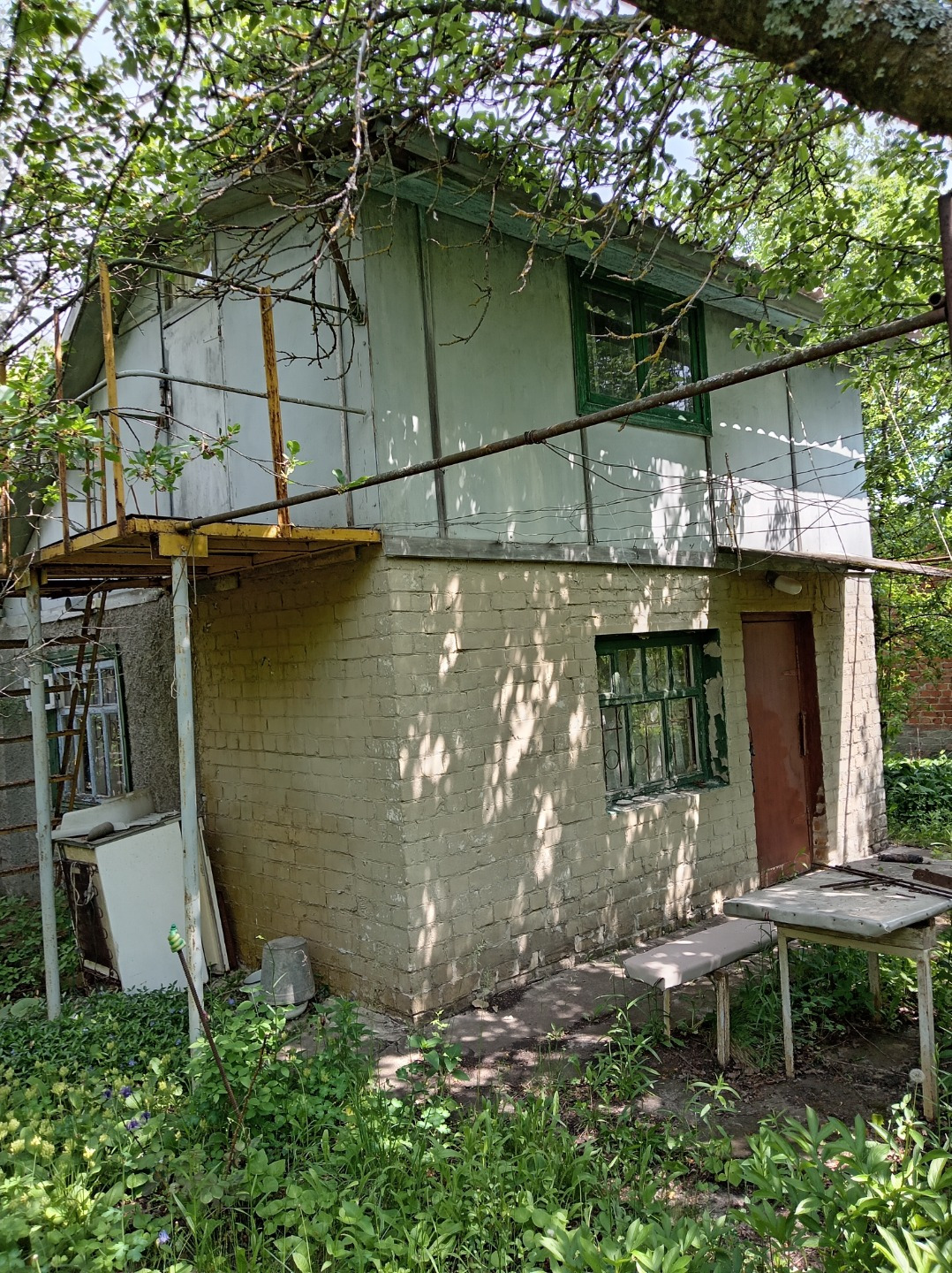 Очень уютный дачный участок. На участке находятся туалет, сарай, водонапорный бак с сейфом для хранения. Вода в бак подается сезонно (весна,лето,осень). Возле дома есть парковочное место на 1 автомобиль.
