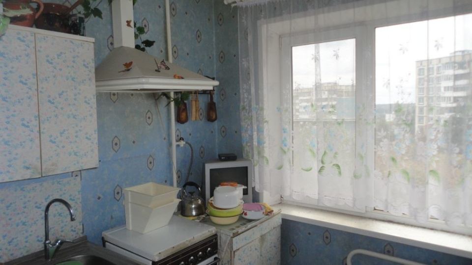 Срочно продам хорошую квартиру в связи с переездом, в отличном районе, рядом бизнес-центр, остановка, садик, школа во дворе, гараж на 2 машины тоже во дворе(цена гаража 1, 5млн), квартира требует косметического ремонта! Торг!!!