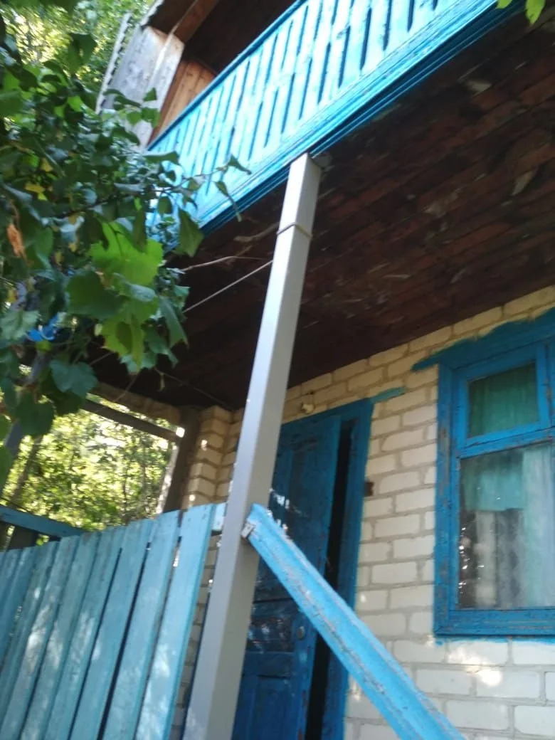 Срочно продам!!! Участок 7,18 соток земли,2 х этажный дом, пруд зарыбленый в 250 метров от домика.Дом жилой можно регистрироваться. На участке плодовые деревья и скважина плюс летняя вода и разводка труб по всему участку, добрые соседи.Общество  связист самое первое за село Никольское