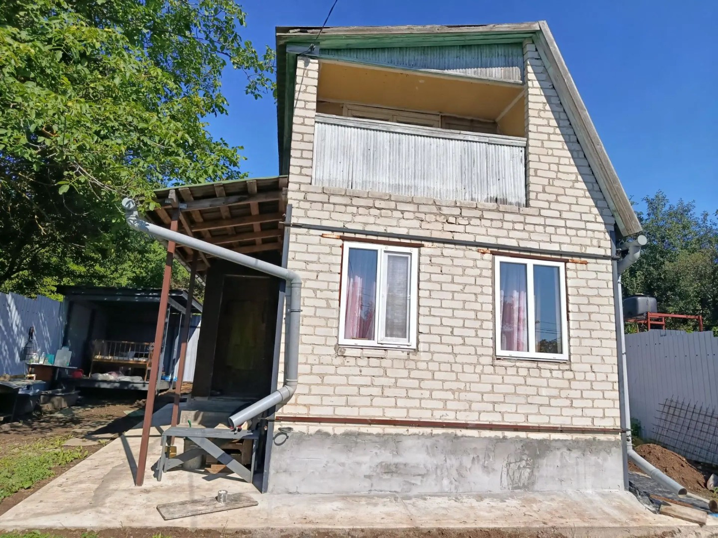 Срочно продам! Оформлен жилой дом! Прописка! Рассмотрю ипотеку!! В 4км от Ротонды. В районе заправки Газпром,на повороте на Беломестное. Свет есть,счетчик есть. вода по сезону. Документы готовы,можно проживать круглогодично. 1 эт в кирпич,второй в полкирпича.Есть подвал в доме. Туалет.Летний душ. Хо