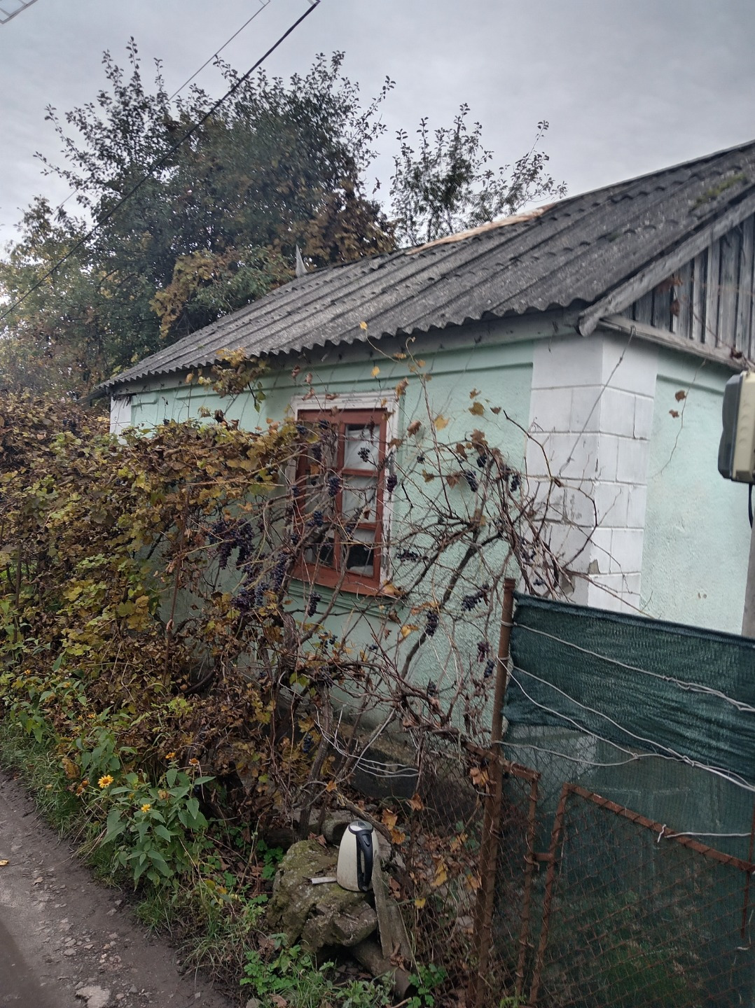 Срочно продам, до асфальта-30 метров? До остановки 311-800м.участок ровный, ухоженный подходит для строительства дома! 