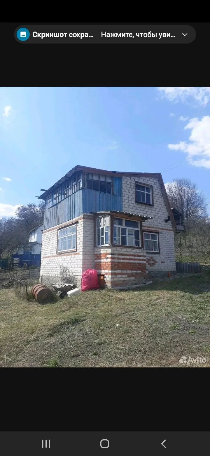 Продаётся дача площадью 47 м² с кирпичными стенами, построенная в 1990 году. 
Участок правильной формы, 6 соток, на участке есть плодовые деревья. 

Дом двухэтажный, обладает большим потенциалом для создания уютного загородного жилья. На первом этаже расположена просторная комната-кухня с камином, с