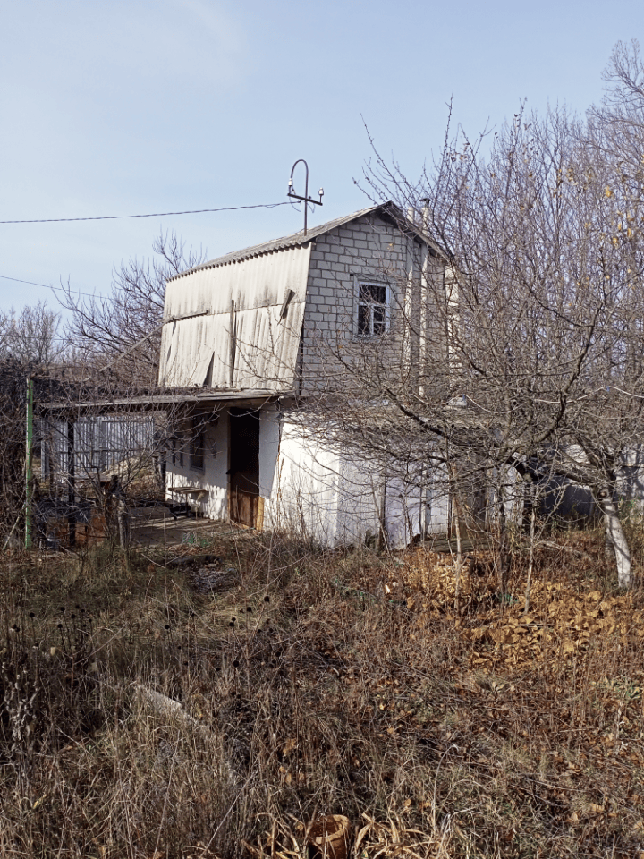 Срочно продам капитальный домик в хорошем месте,до коттеджного массива- 300 метров, до остановки 1 км. Подъезд асфальт! Газ на участке! Жилая улица! Участок угловой,огорожен,выходит к лесу!Заезд на участок с двух сторон! Рядом пруд! Магазины в шаговой доступности!  Рассмотрю ипотеку,маткапитал! Торг